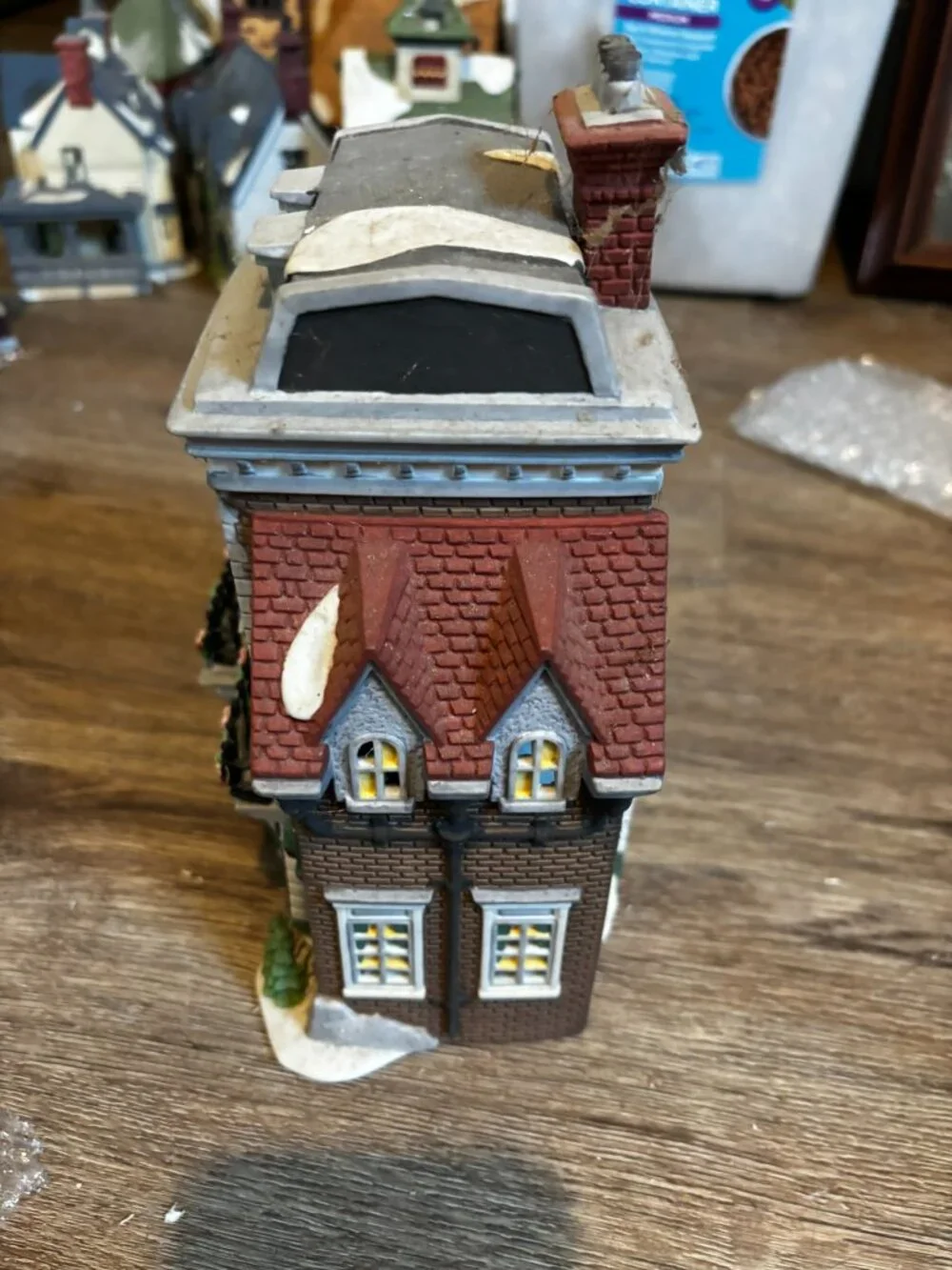 Department 56 Christmas village light up building Crown & Cricket Inn